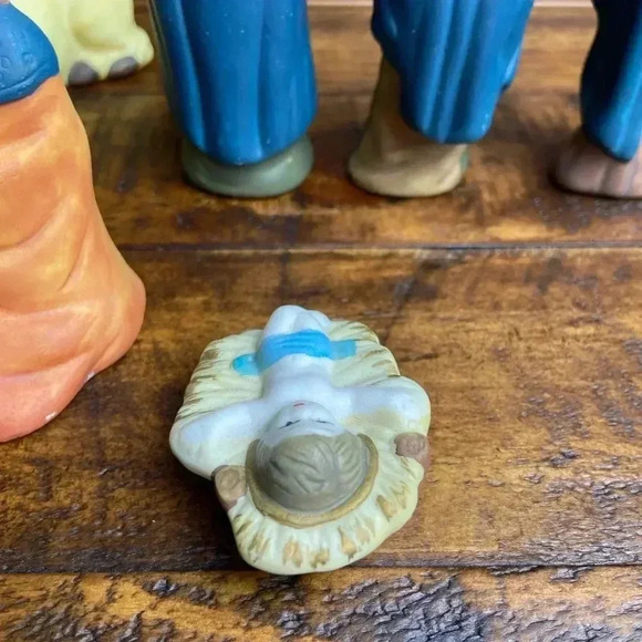 Vtg Hand Painted Nativity 7 pc Set: Baby Jesus,Joseph, Mary, Wise Men, One Cow - Picture 9 of 10